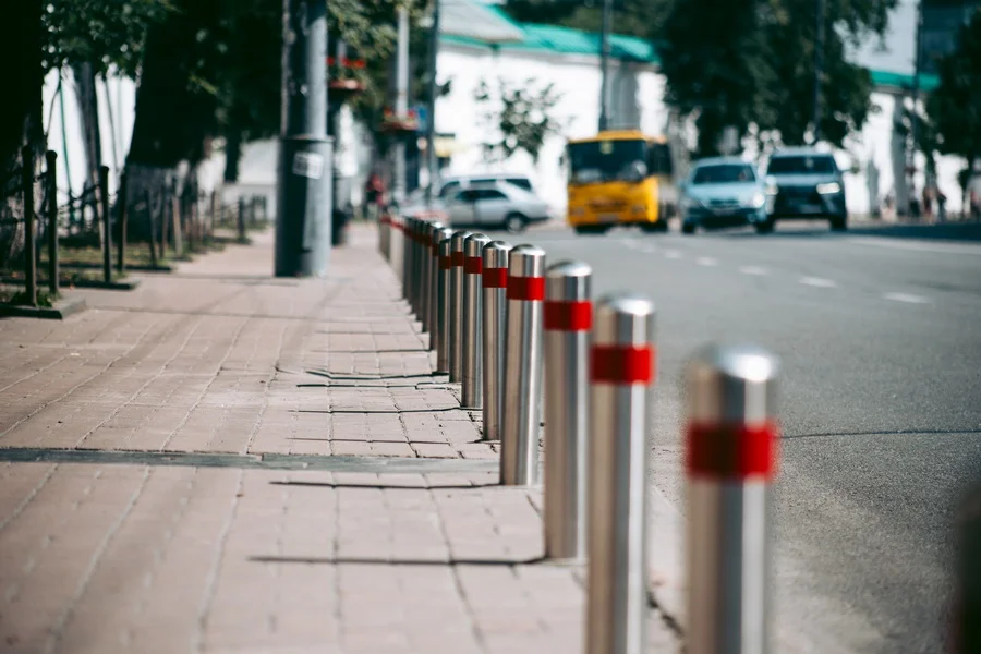 Na co zwrócić uwagę wybierając słupki parkingowe i odbojniki parkingowe? - Zdjęcie główne