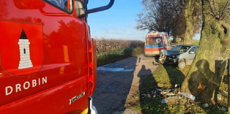 Wypadek pod Płockiem. Samochód uderzył w drzewo - Zdjęcie główne