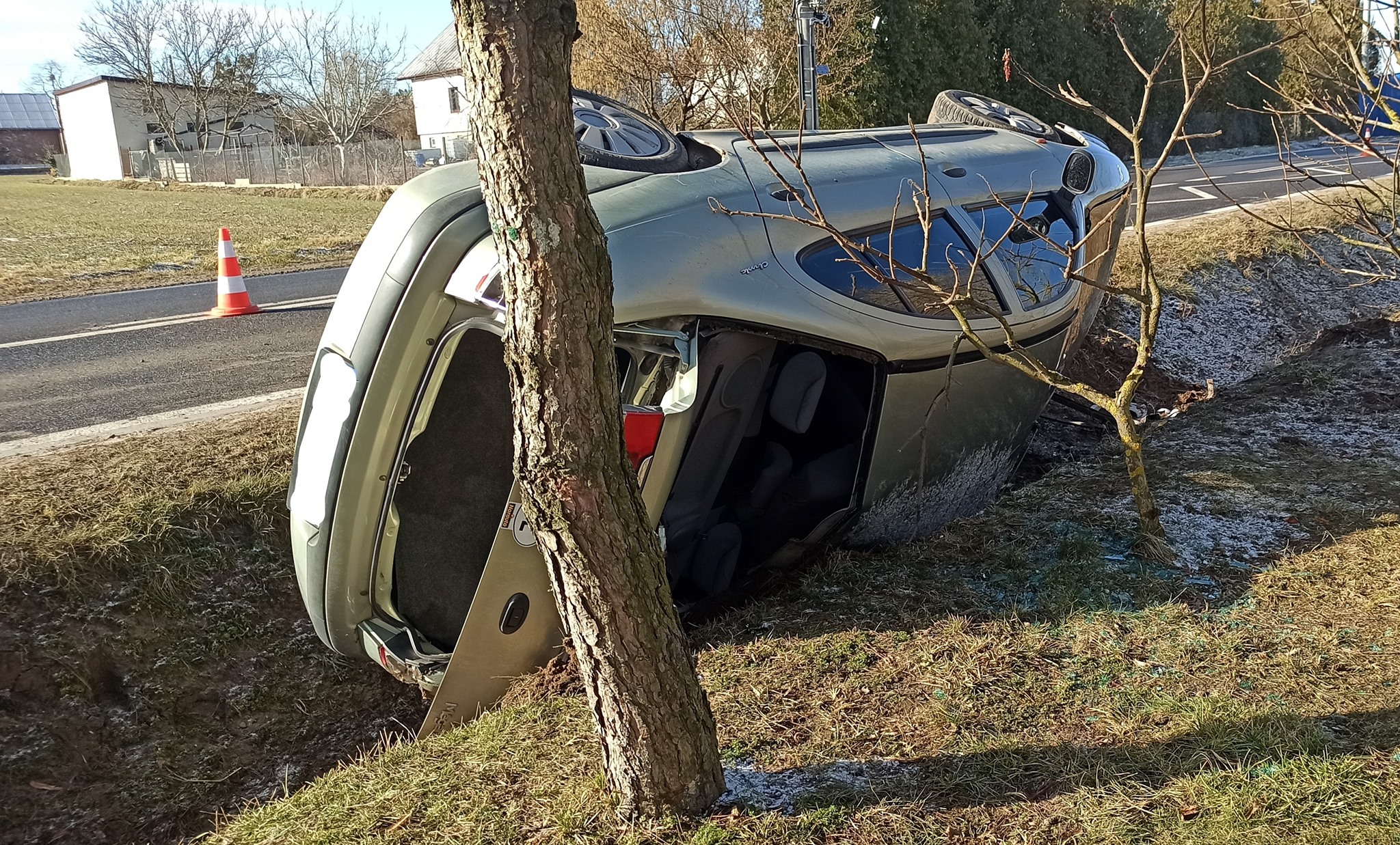 Wypadek pod Płockiem. Auto wpadło do przydrożnego rowu [ZDJĘCIA] - Zdjęcie główne