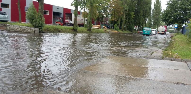 Ulica zamieniła się w wielką kałużę  - Zdjęcie główne