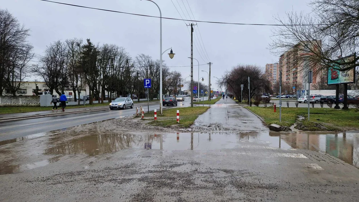 Nie da się przejść kiedy tylko spadnie deszcz. Miasto chce temu zaradzić - Zdjęcie główne