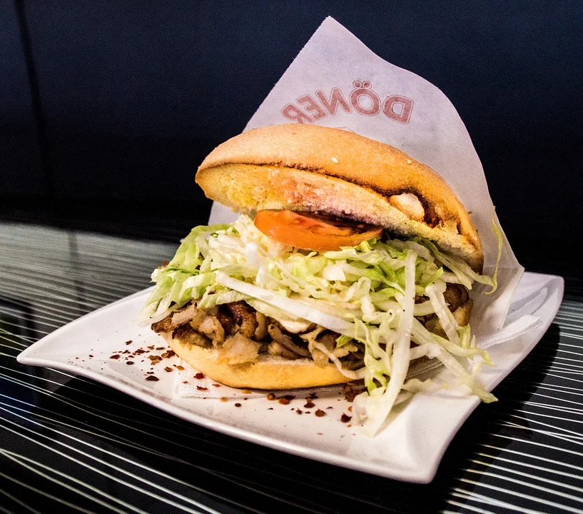3. BERLIN DÖNER KEBAP Galeria Mazovia, ul. Wyszogrodzka 127, 4,4 gwiazdki (67 opinii). 