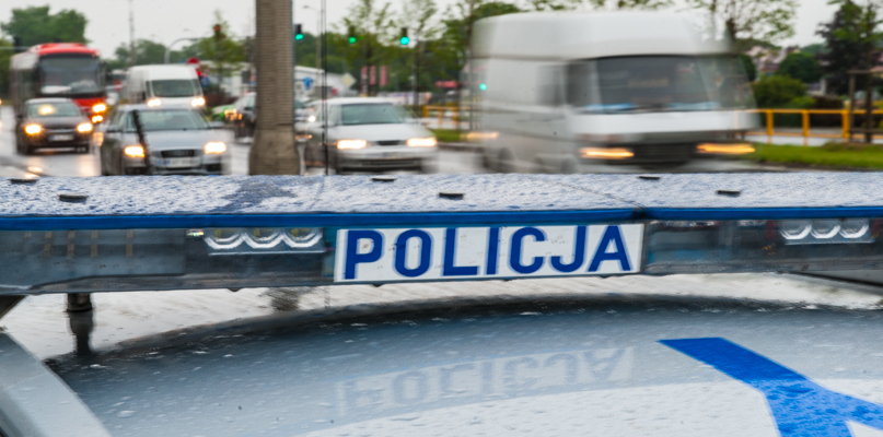 Potrącenie pieszej, dachowanie. Od rana niebezpiecznie na drogach - Zdjęcie główne