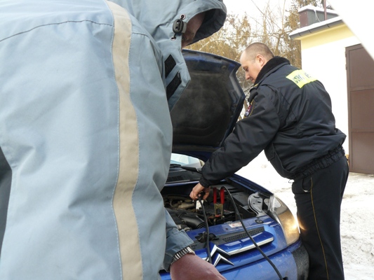 Strażnicy miejscy pomogą odpalić wam auto - Zdjęcie główne