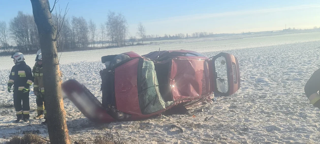 Dachowała, bo rozmawiała przez telefon. Poznaliśmy szczegóły groźnego zdarzenia w powiecie [ZDJĘCIA] - Zdjęcie główne