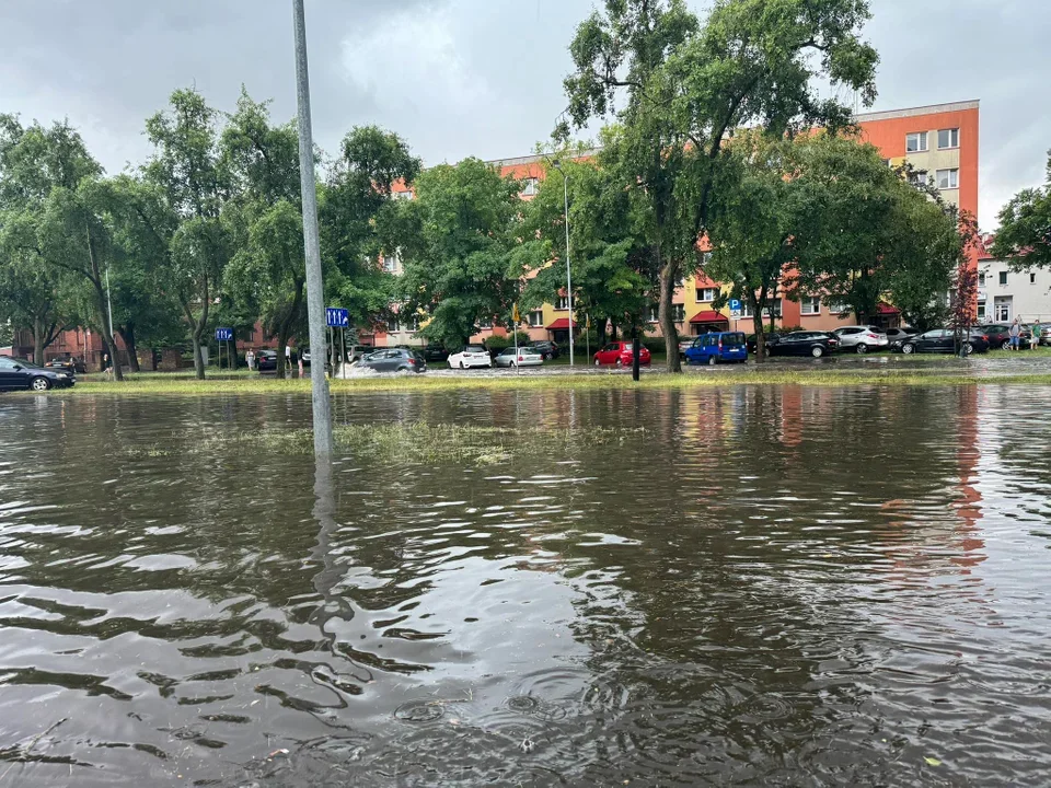 W niektórych piwnicach woda wciąż stoi, a to koniec. Są kolejne ostrzeżenia - Zdjęcie główne