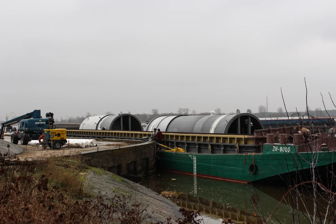 Setki pracowników z zagranicy budują instalację na ORLENIE. Koncern rozpoczął kampanię informacyjno-edukacyjną - Zdjęcie główne