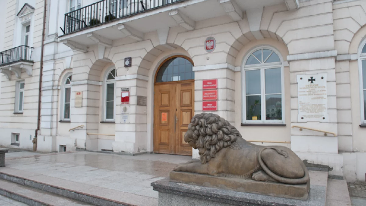 Charakterystyczna dekoracja zniknęła spod płockiego ratusza. Oto dlaczego