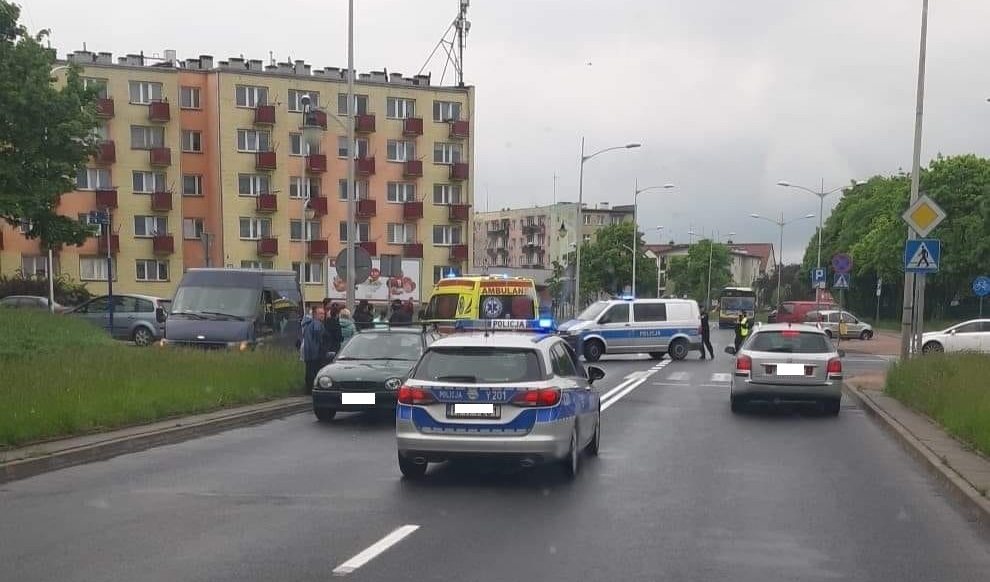 Potrącenie pieszej na przejściu. Kobieta w ciężkim stanie trafiła do szpitala - Zdjęcie główne