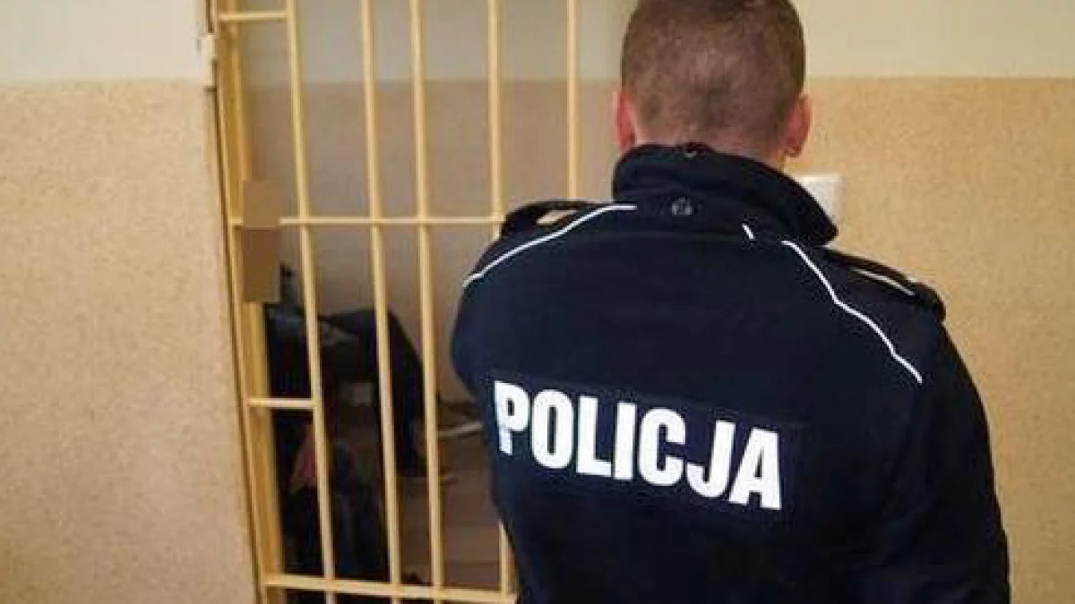 Ukrywał się na strychu pod stertą ubrań. Tak wpadł w ręce policji