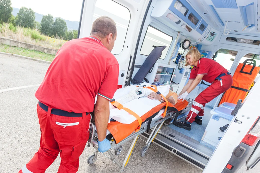 Zderzenie opla z autem ciężarowym w Płocku. Kobieta w ciąży zabrana do szpitala - Zdjęcie główne