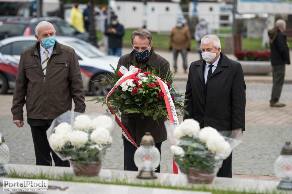 Kwiaty, degustacja rosołu z gęsiny, pieśni patriotyczne. Świętujemy odzyskanie niepodległości - Zdjęcie główne