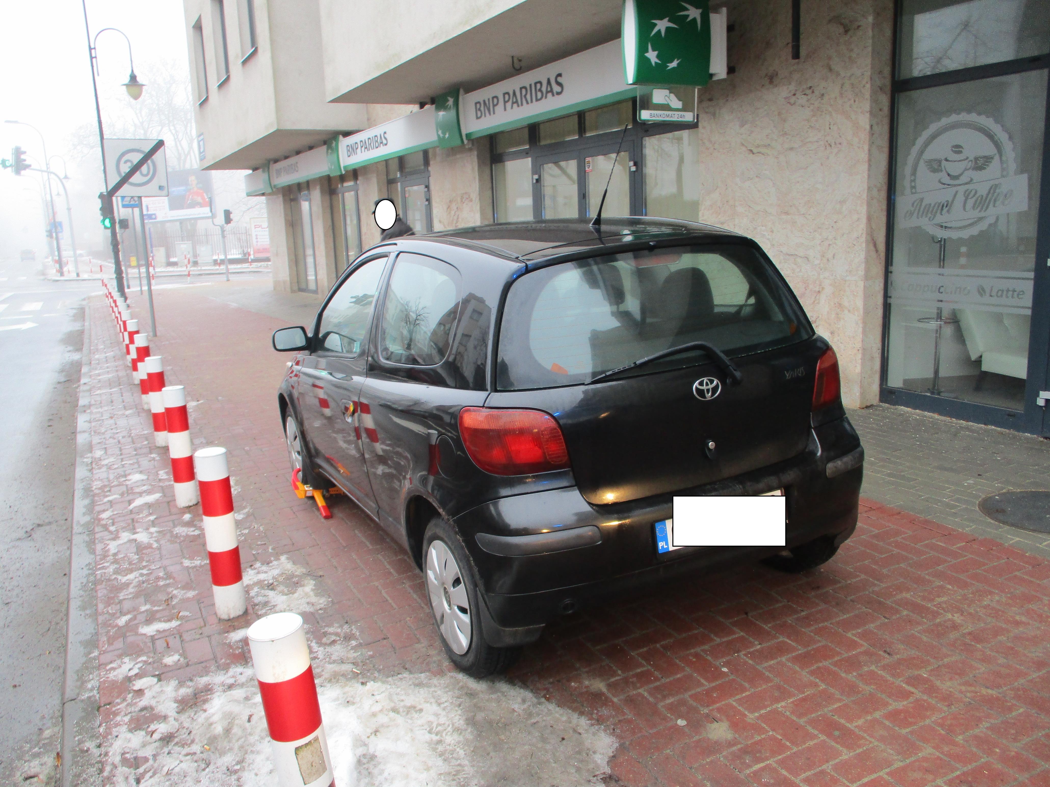 Mistrzów parkowania w Płocku nie brakuje. Straż miejska publikuje zdjęcia i ostrzega: to słono kosztuje [FOTO] - Zdjęcie główne