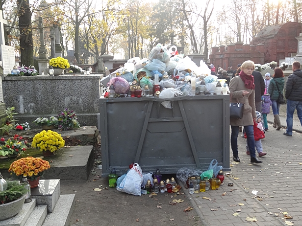 Wchodzimy na cmentarz, a tam góra śmieci - Zdjęcie główne