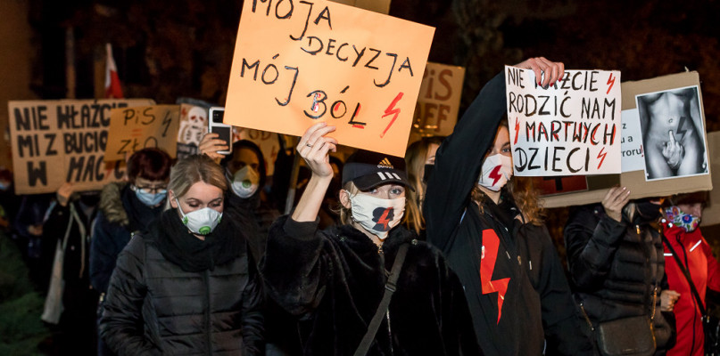 Wtorkowy protest kobiet w Płocku. Przed siedzibą PiS i Kurii [FOTO] - Zdjęcie główne