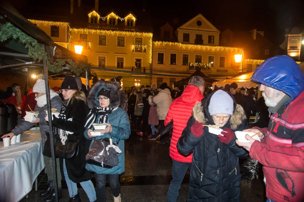 Wystawa i wigilia przed ratuszem. Życzenia, barszcz i pierogi [ZDJECIA] - Zdjęcie główne