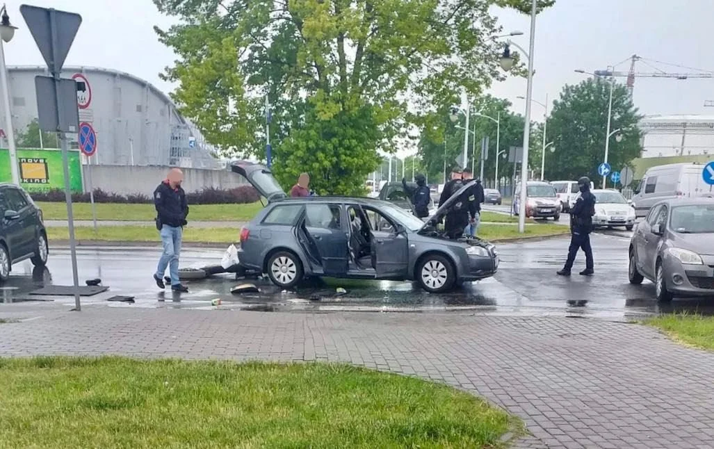 Zatrzymanie na ulicach Płocka w biały dzień. W bagażniku podejrzanych m.in. maczeta  - Zdjęcie główne