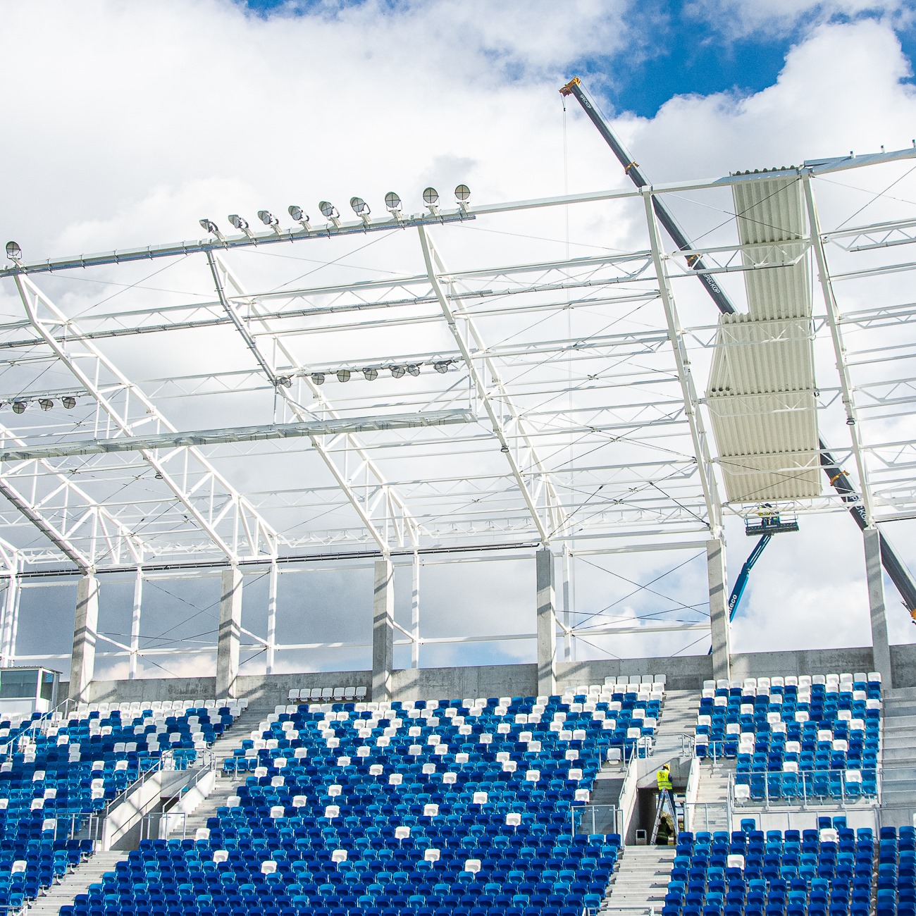 Rozpoczął się montaż blachy na stadionie Wisły Płock. Kiedy otwarcie trybuny wschodniej? - Zdjęcie główne