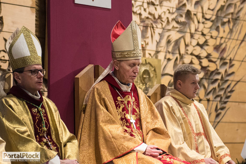 Biskup grozi palcem. Chodzi o przestrzeganie przepisów covidowych - Zdjęcie główne