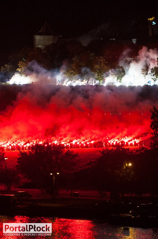 Tumy zapłonęły na biało-czerwono - Zdjęcie główne