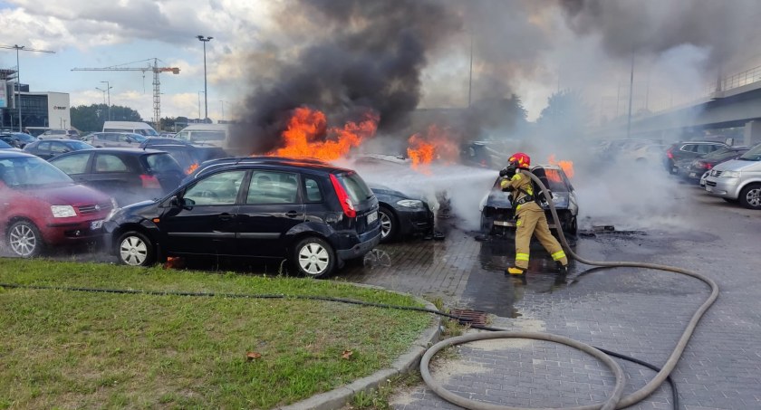 Pożar na parkingu lotniskowym. 11 samochodów spalonych [ZDJĘCIA] - Zdjęcie główne