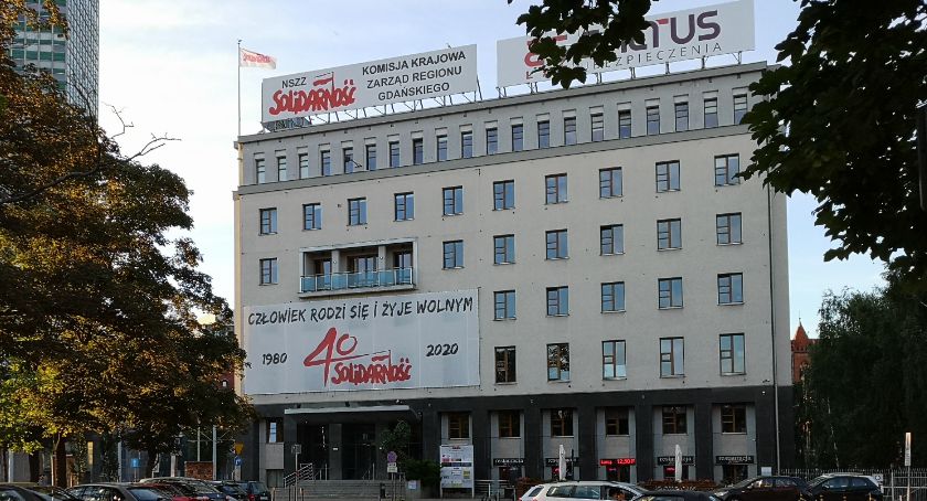 NSZZ Solidarność ukarana za reklamę na swoim budynku [ZDJĘCIA] - Zdjęcie główne