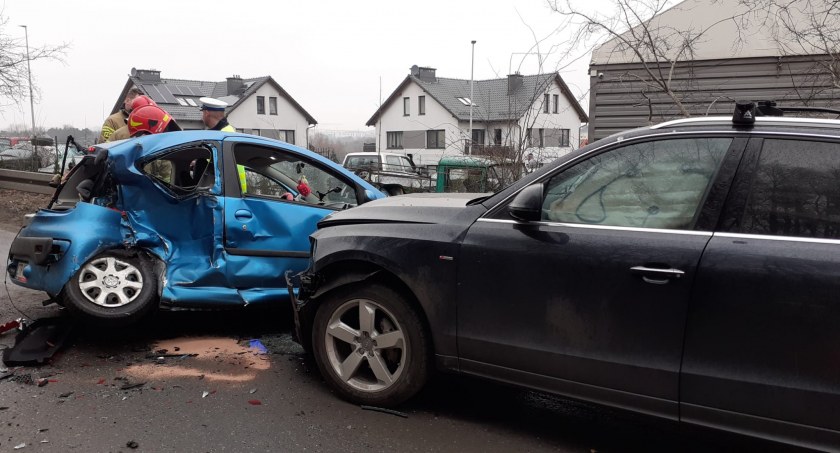 Wypadek na górnym odcinku ulicy Świętokrzyskiej. Jedna osoba ciężko ranna - Zdjęcie główne