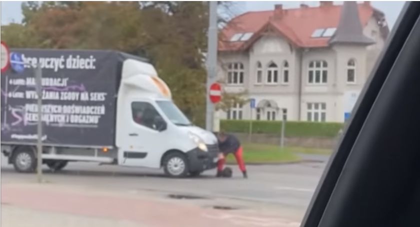 Zniszczono kontrowersyjną furgonetkę "Stop pedofilii". Policjanci szukają sprawcy - Zdjęcie główne