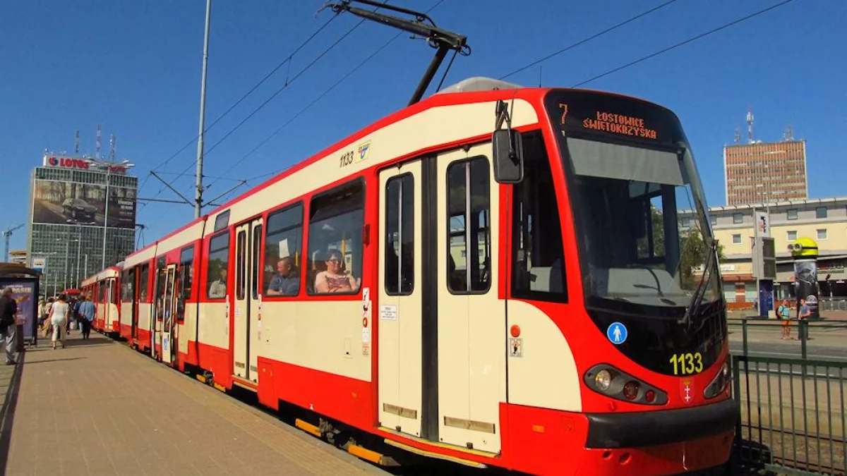 Kolejne zderzenie samochodu z tramwajem. Kierowca jest ranny - Zdjęcie główne