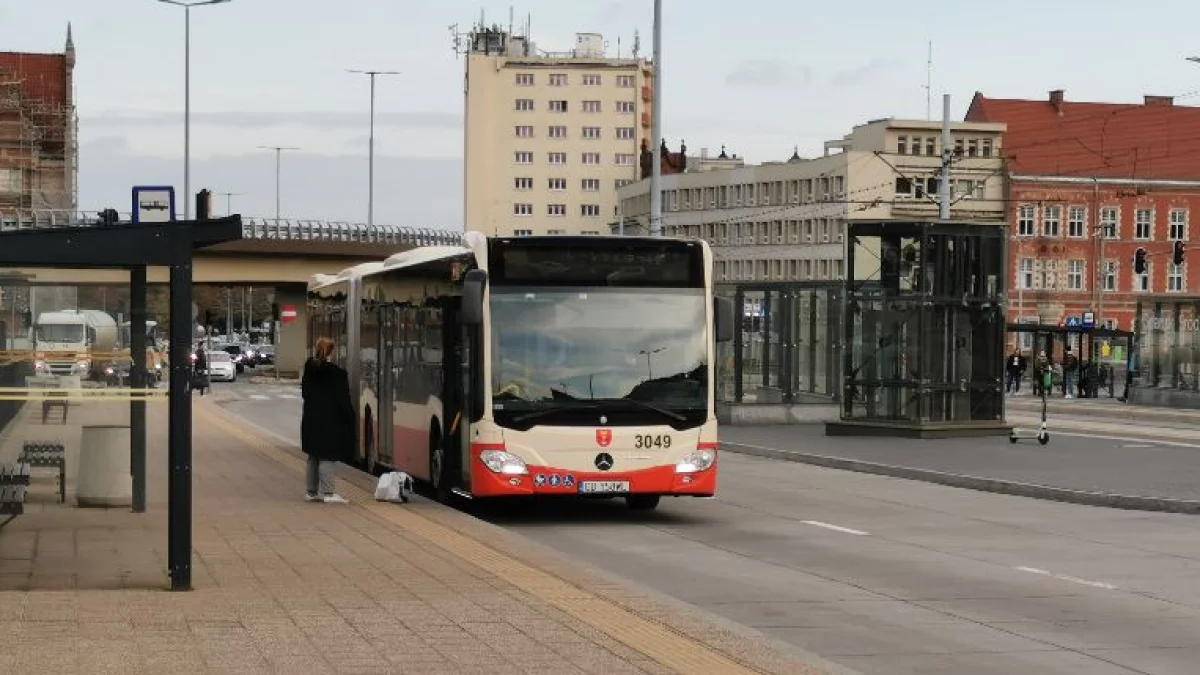 Komunikacyjny chaos w Gdańsku. Opóźnienia linii zastępczych po zamknięciu mostu Siennickiego - Zdjęcie główne