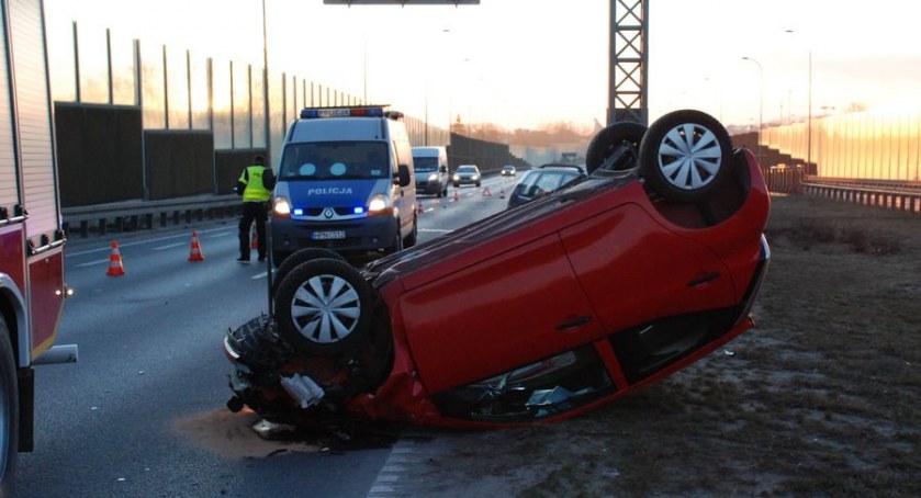 Pijany kierowca Toyoty dachował na Armii Krajowej - Zdjęcie główne