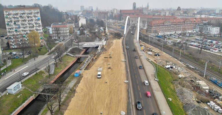 Rośnie parking przy wiadukcie Biskupia Górka - Zdjęcie główne