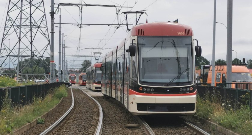 Tramwaje stoją na światłach i w kolejkach do przystanków. Skutkiem ogromne spóźnienia - Zdjęcie główne