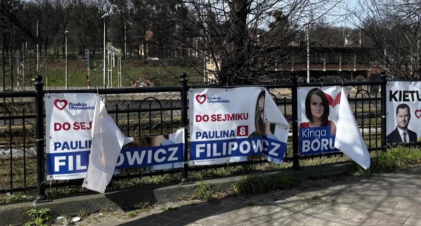 Wyborcze banery niszczone na potęgę. Walka z wiatrakami trwa - Zdjęcie główne