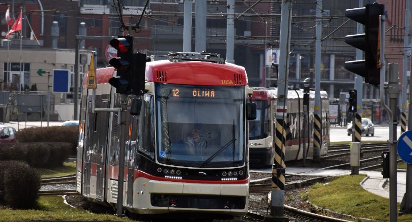 Urzędnicy skutecznie spowalniają tramwaje. Pasażerowie mogliby podróżować krócej - Zdjęcie główne