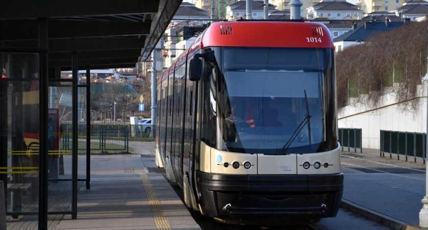 Autobusem i tramwajem w Sylwestra i Nowy Rok. Zmiany w rozkładach jazdy - Zdjęcie główne