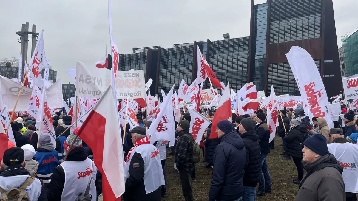 Protest przed ECS w Gdańsku. Związkowcy sprzeciwili się "Zielonemu Ładowi" - Zdjęcie główne