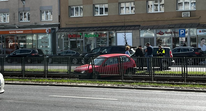 Wrzeszcz. Auto wjechało na torowisko [ZDJĘCIA] - Zdjęcie główne