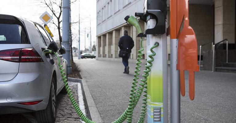 Miasto pyta mieszkańców o punkty ładowania samochodów elektrycznych - Zdjęcie główne