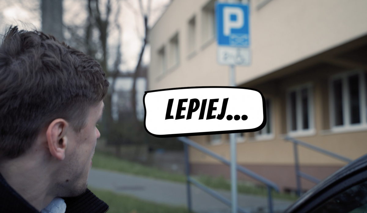 Filmikiem w parkujących na miejscach dla niepełnosprawnych - Zdjęcie główne