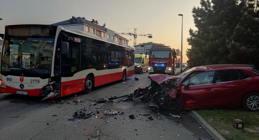 Czołowe zderzenie autobusu i osobówki. Są poszkodowani [ZDJĘCIA] - Zdjęcie główne