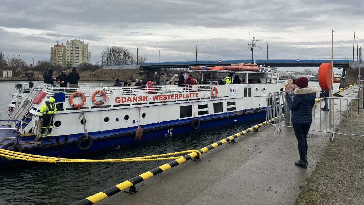 Ruszył darmowy prom wzdłuż Mostu Siennickiego. Hit czy kit dla mieszkańców? - Zdjęcie główne