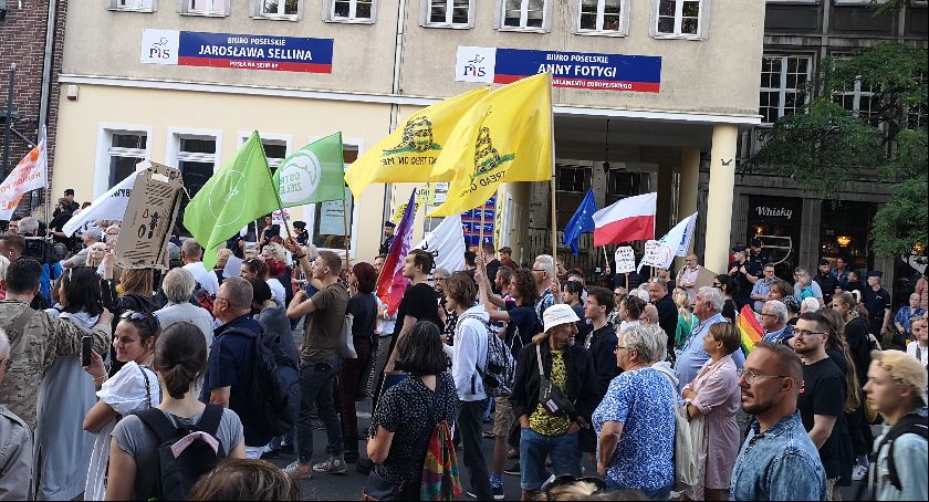 Skromna manifestacja w obronie wolnych mediów - Zdjęcie główne