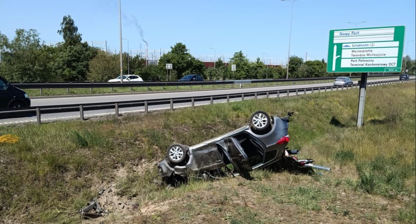 Kolejne dachowanie na Sucharskiego. Jedna osoba w szpitalu - Zdjęcie główne