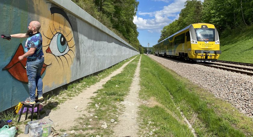 Murale powstają wzdłuż linii PKM. Pierwszy już gotowy - Zdjęcie główne