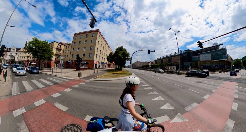 Młody rowerzysta w ruchu drogowym. Zapisz dziecko na bezpłatne zajęcia przygotowujące do karty rowerowej - Zdjęcie główne