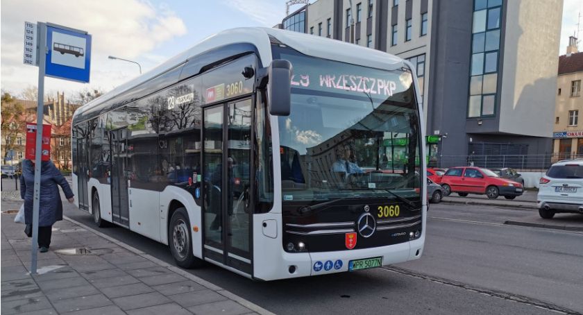 Nowy rok szkolny: wiele kursów autobusów i tramwajów zawieszonych. Jak jest w innych miastach? - Zdjęcie główne