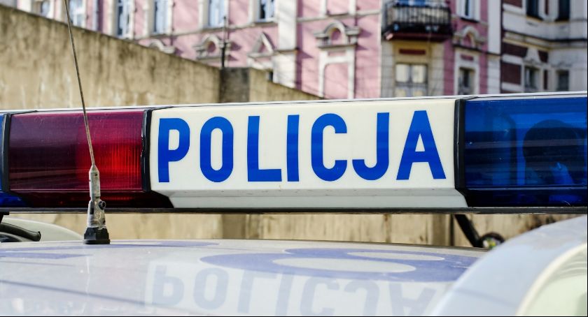 Wesoła rodzinka zatrzymana: wypadek, brak prawa jazdy, narkotyki i dwulatek - Zdjęcie główne