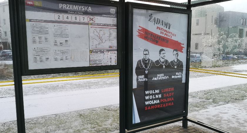 Gdańsk wspiera "niezależnych sędziów" na miejskich przystankach - Zdjęcie główne