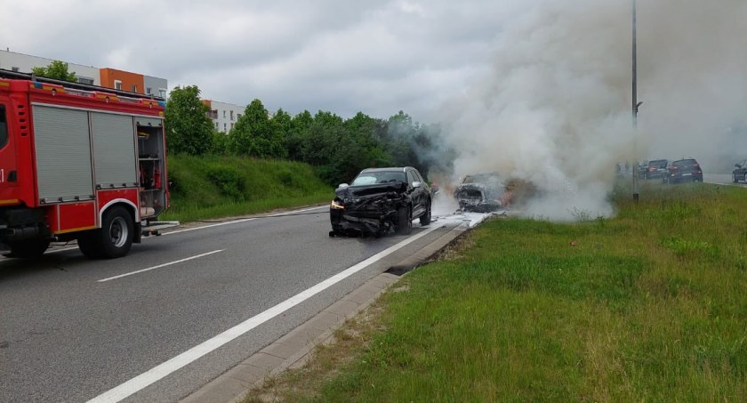 Tragiczny wypadek na alei Armii Krajowej. Auto w płomieniach - Zdjęcie główne